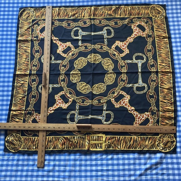 Gucci horse bit animal print chain link silk square scarf - Picture 8 of 16